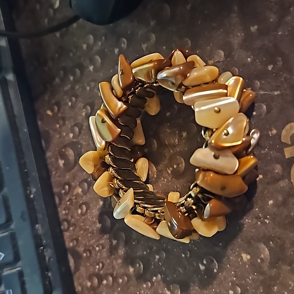 Vintage Mother of Pearl Stretch Bracelet - Picture 2 of 2